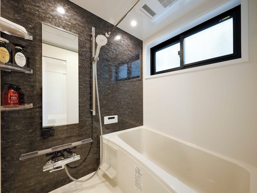 Departamento, para no fumadores (Room A) | Baño | Tina con regadera, secadora de cabello, toallas, shampoo