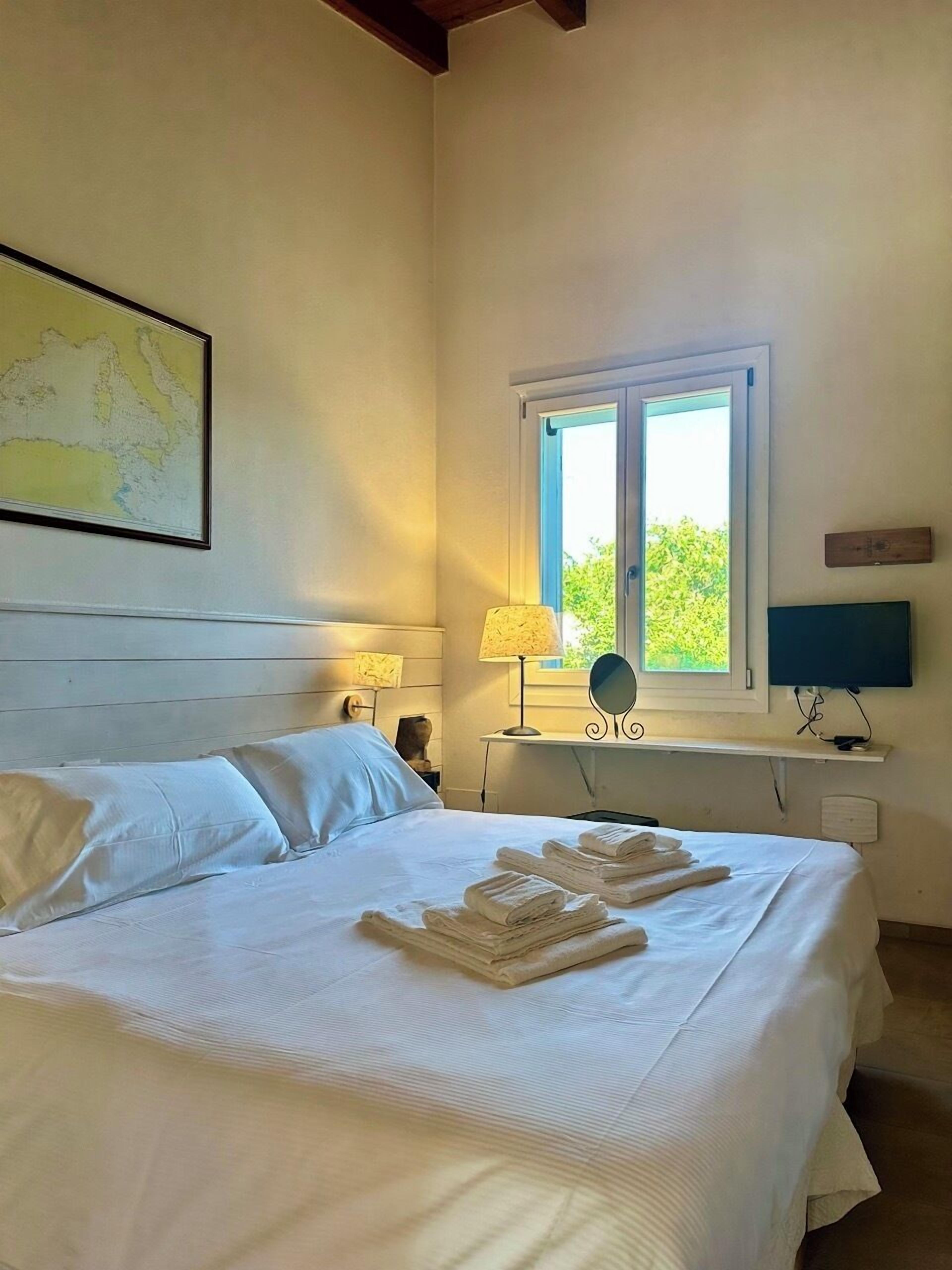 Cottage, 1 King Bed | In-room safe, iron/ironing board, free WiFi