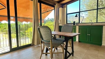 Cottage, 1 King Bed | Garden view