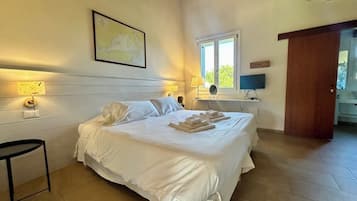 Cottage, 1 King Bed | 1 bedroom, in-room safe, iron/ironing board, free WiFi