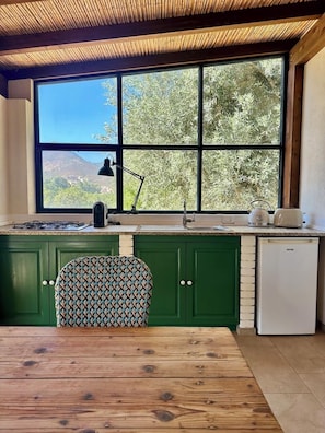 Cottage, 1 King Bed | Private kitchen
