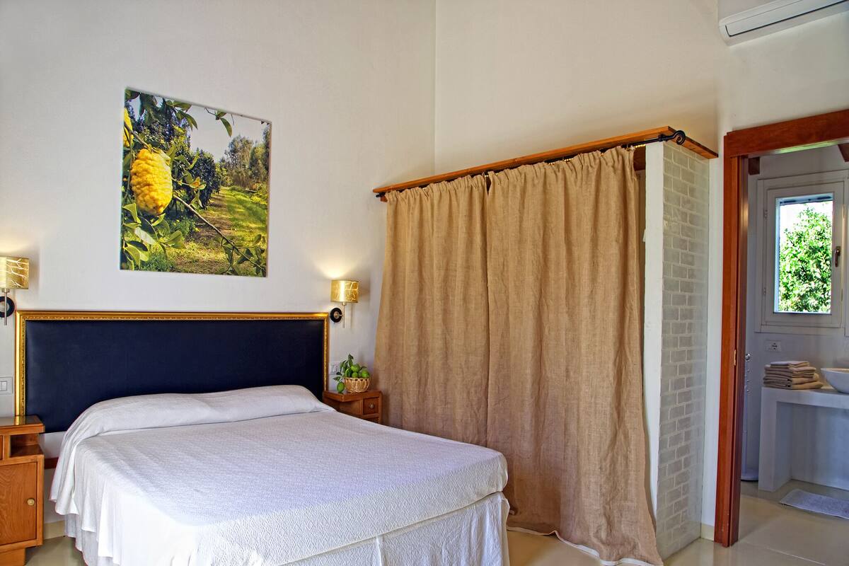 Cottage, 1 King Bed | 1 bedroom, in-room safe, iron/ironing board, free WiFi