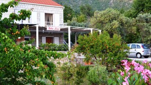 A building with a balcony and a sign that reads "Villa Lina."