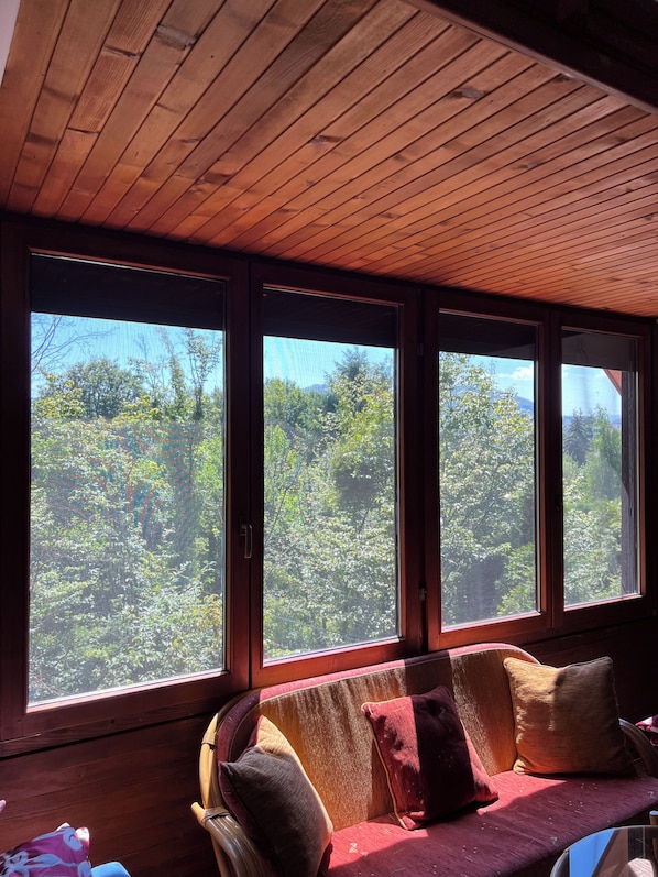 3 عدّة غرف نوم وستائر تعتيم وتجهيزات عازلة للصوت ومكواة/لوح كي