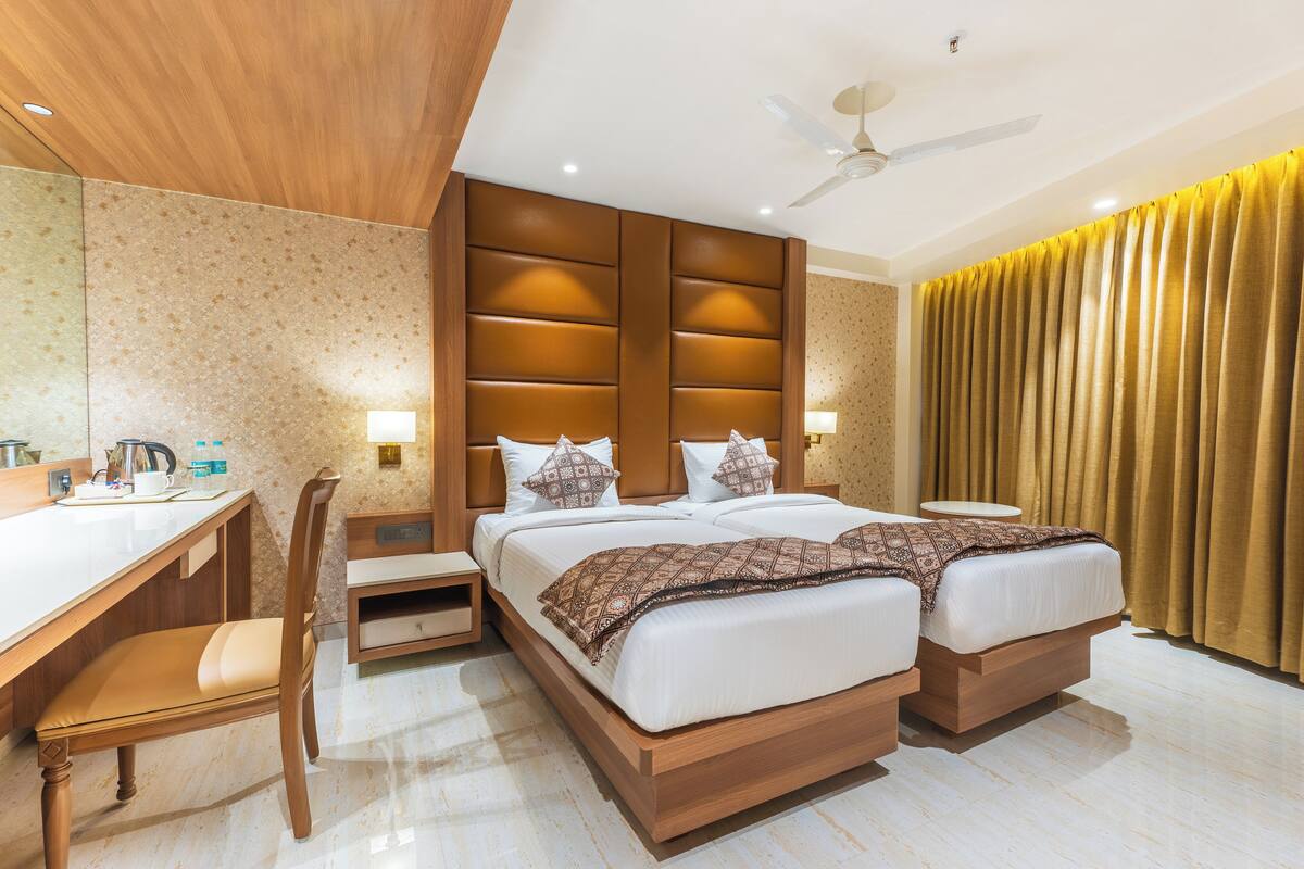 Una habitación de hotel con una cama grande, un escritorio y una silla.