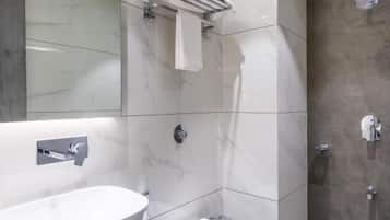 Deluxe Single - Newly Constructed | 浴室 | 淋浴设施、免费洗浴用品、毛巾、肥皂