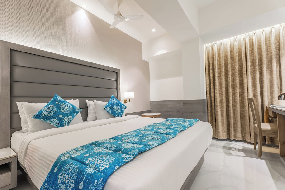 Escritorio, wifi gratis y ropa de cama