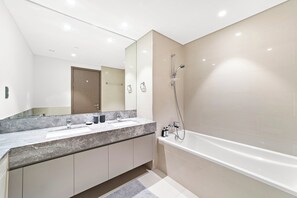 Comfort appartement, 2 slaapkamers, niet-roken, uitzicht op stad | Badkamer | Een bad/douchecombinatie, een haardroger, handdoeken, zeep
