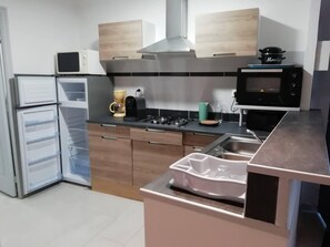 Kühlschrank, Ofen, Herdplatte, Wasserkocher mit Kaffee-/Teezubehör
