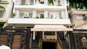 Property entrance - Travelling Troopers Homestay (Varanasi)