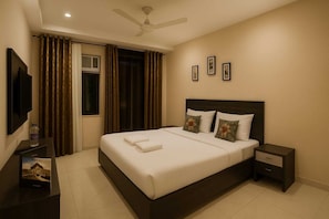 Deluxe Room | Free WiFi, bed sheets - Travelling Troopers Homestay (Varanasi)