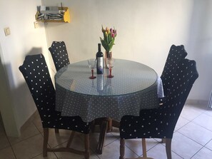 Appartement (Economy One Bedroom Apartment with Sh) | Salle à manger