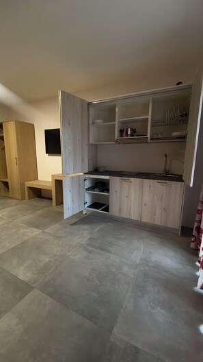 Standaard vierpersoonskamer | Privékeuken | Een minikoelkast