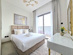 ملاءات من القطن المصري وأغطية فراش متميزة وخزنة داخل الغرفة