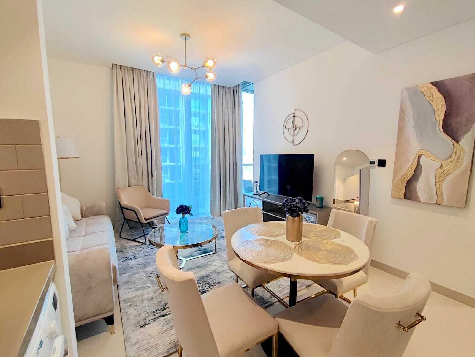 Apartamento de diseño, vistas al patio | Zona de estar | Smart TV de 55 pulgadas con canales por cable, Netflix