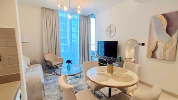 Appartement Design, vue cour intérieure | Coin séjour | TV connectée de 55 pouces avec chaînes par câble, Netflix