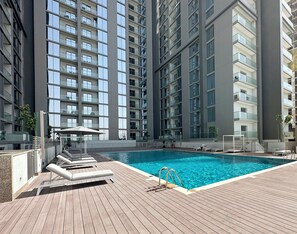 Útilaug, sólhlífar, sólstólar