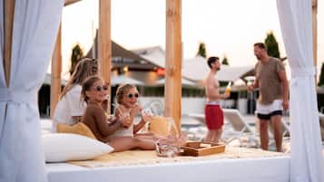 Een seizoensgebonden buitenzwembad, parasols voor strand/zwembad