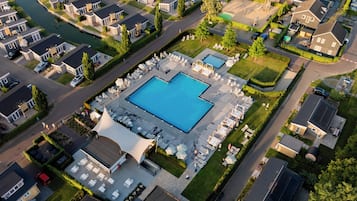 Een seizoensgebonden buitenzwembad, parasols voor strand/zwembad