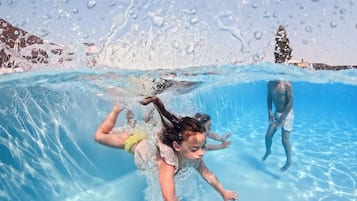 季节性开放的室外游泳池,09:00 至 20:00 开放,池畔遮阳伞,日光浴躺椅