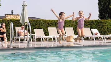 Piscine extérieure (ouverte en saison), parasols de plage