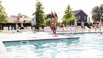 Piscine extérieure (ouverte en saison), parasols de plage