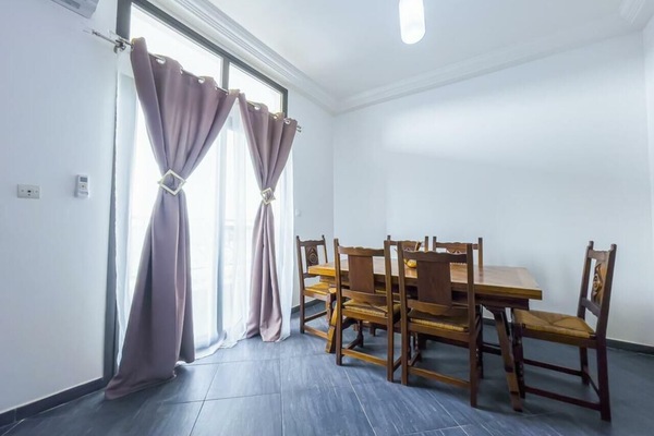 Classic Apartment, Balcony | Ruang tamu | TV