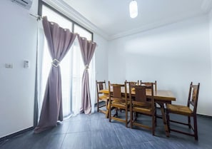 Appartement classique, balcon | Aire de séjour | Téléviseur