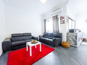 Basic Studio | Living area | TV - Kapinga's house (Mbour)