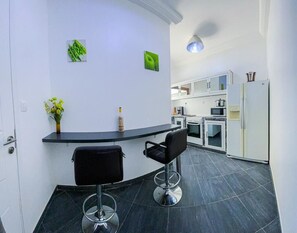 Classic Apartment, Balcony | Private kitchen | Stovetop - Kapinga's house (Mbour)