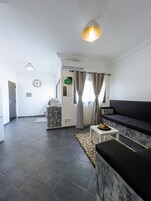 Basic Studio | Living area | TV