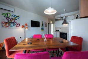 Design-Apartment, 2 Schlafzimmer, Balkon, Blick auf den Innenhof | Eigene Küche | Großer Kühlschrank, Ofen, Herdplatte, Geschirrspüler