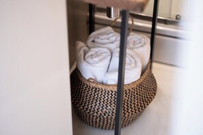 Departamento de diseñador, 2 habitaciones, balcón, vista al patio | Baño | Regadera, secadora de cabello, toallas