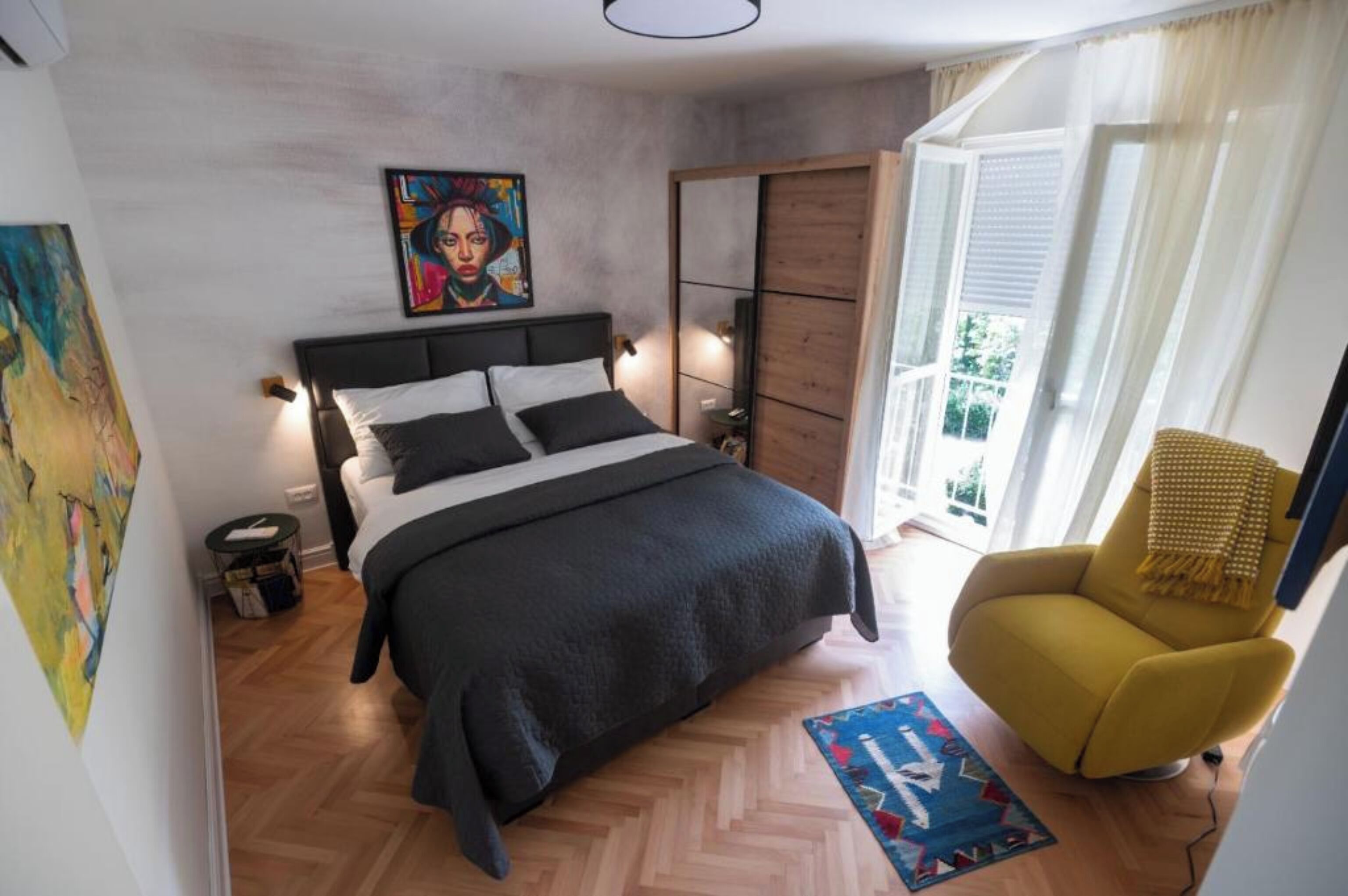 Design-huoneisto, 2 makuuhuonetta, parveke, näköala pihalle | 2 makuuhuonetta, yksilöllisesti sisustettu, yksilöllisesti kalustettu