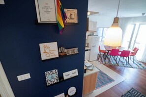 Departamento de diseñador, 2 habitaciones, balcón, vista al patio | Área de sala de estar | Smart TV de 41 pulgadas con canales digitales