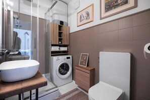 Departamento de diseñador, 2 habitaciones, balcón, vista al patio | Baño | Regadera, secadora de cabello, toallas 