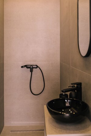 Douche, sĂšche-cheveux, bidet, serviettes fournies