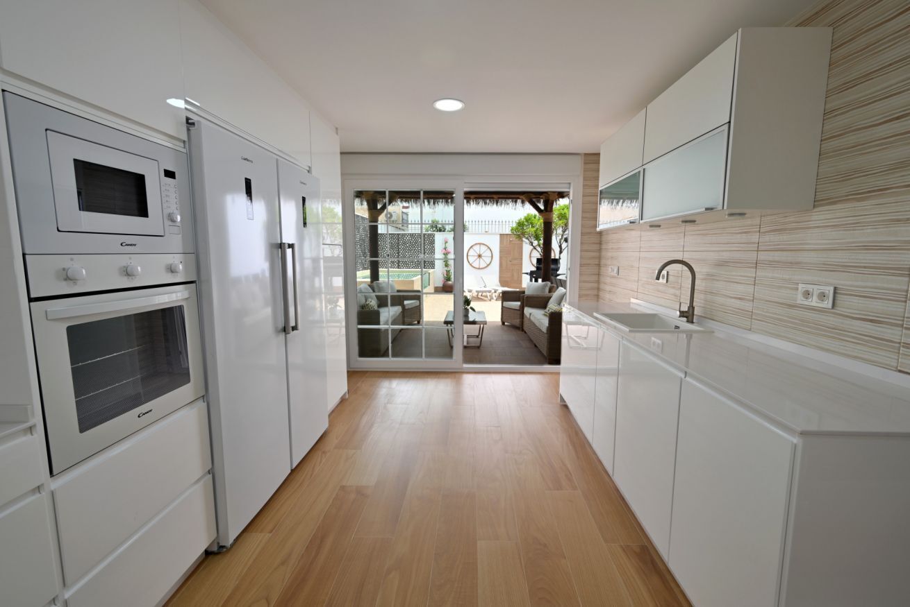 Een koelkast, een magnetron, een oven, een vaatwasser