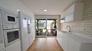 Coffee/tea maker, fridge, microwave, oven - Villa Lucia - Luxury Villa with Private Swimming Pool (Málaga)