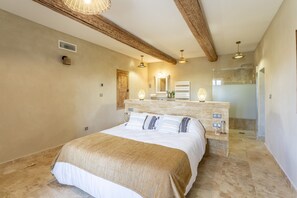 5 bedrooms, desk, iron/ironing board, free WiFi