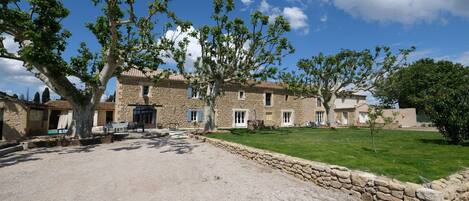 المنشأة من الخارج