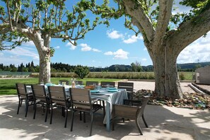 Outdoor dining - Vacation rental house with pool LAMANON LS1-443 (Lamanon)