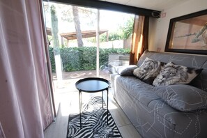 TV, fireplace - Vacation rental house with pool MAUBEC LS2-126 (Maubec)