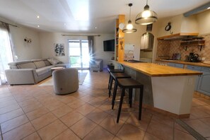 TV, fireplace - Vacation rental house with pool MAUBEC LS2-126 (Maubec)