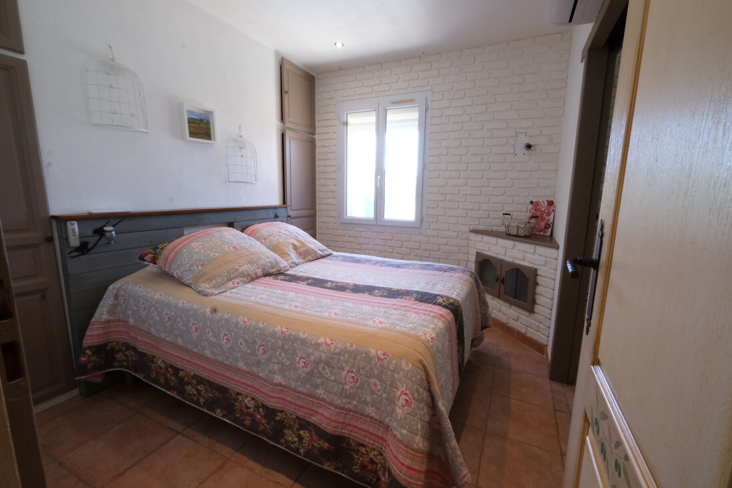 4 bedrooms, desk, iron/ironing board, free WiFi