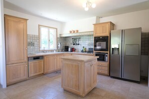 Refrigerador, microondas, lavavajillas y cafetera y tetera 