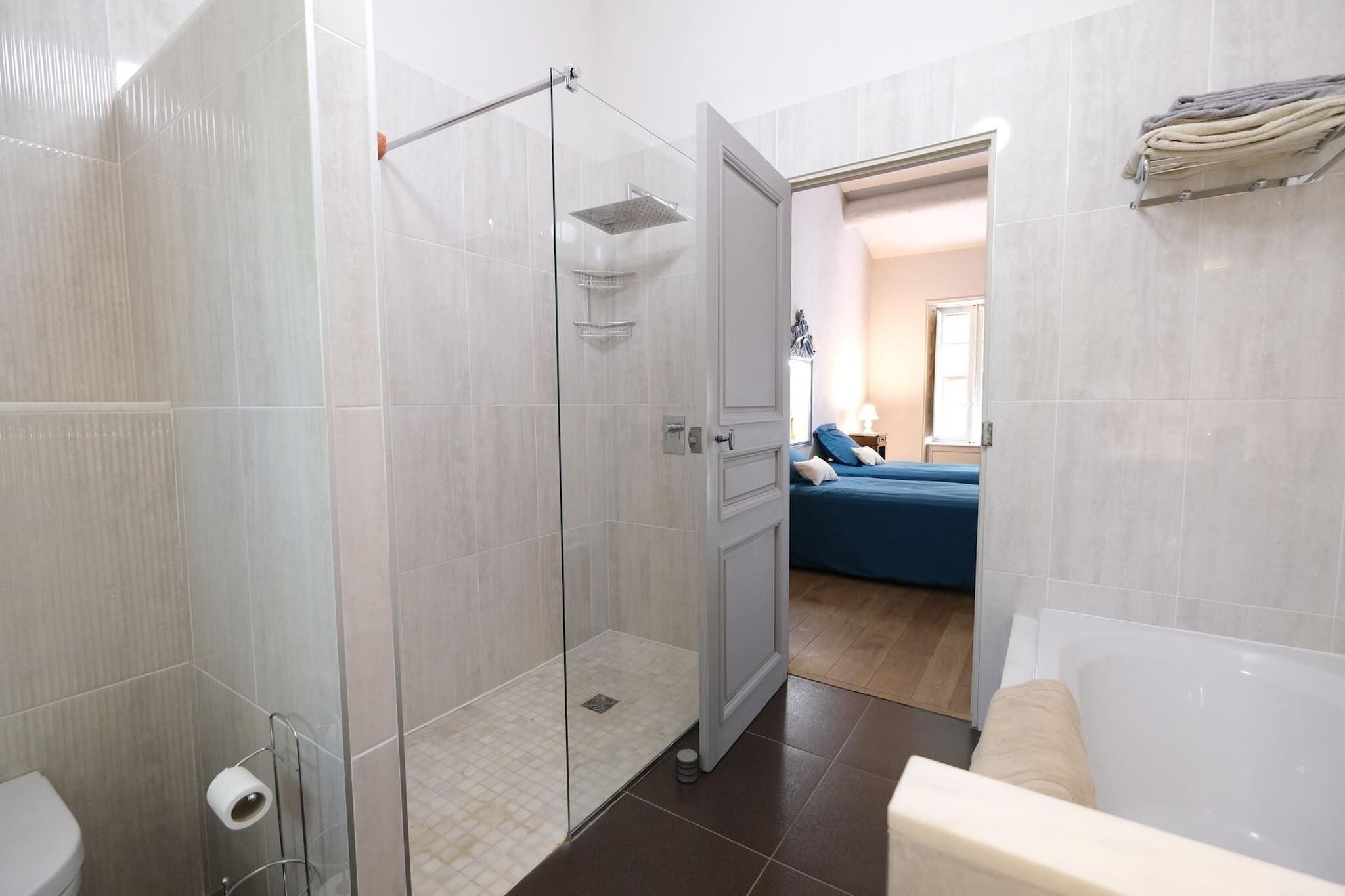 Ducha, secador de pelo, toallas