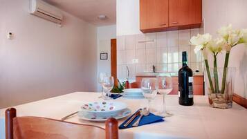 Apartment (Comfort One Bedroom Apartment with Ba) | Dining room