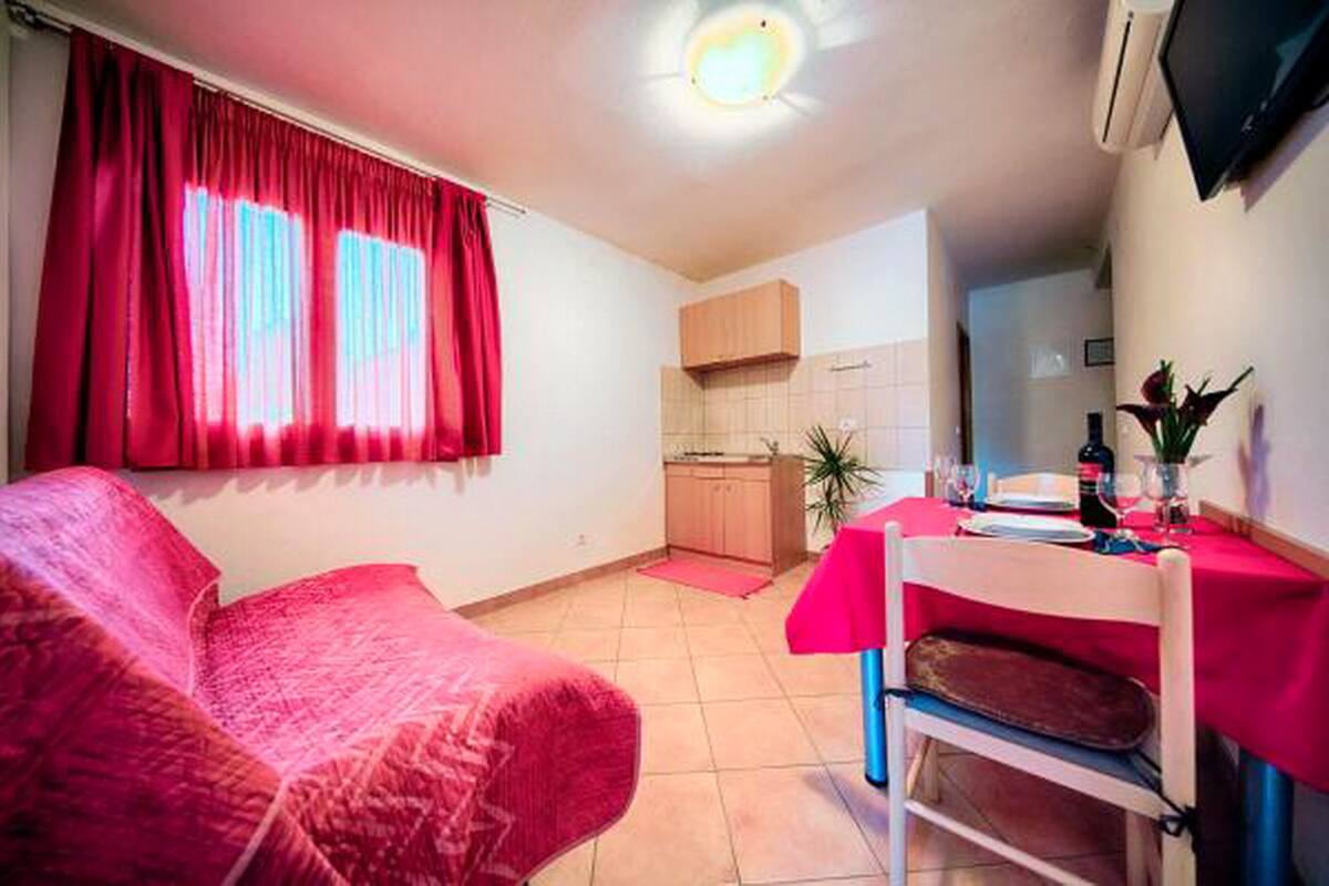 Appartamento (Standard One Bedroom Apartment with B) | Soggiorno | TV a schermo piatto 32 pollici con canali via cavo