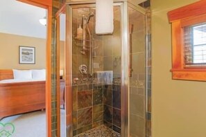 Douche, sèche-cheveux, serviettes fournies, savon